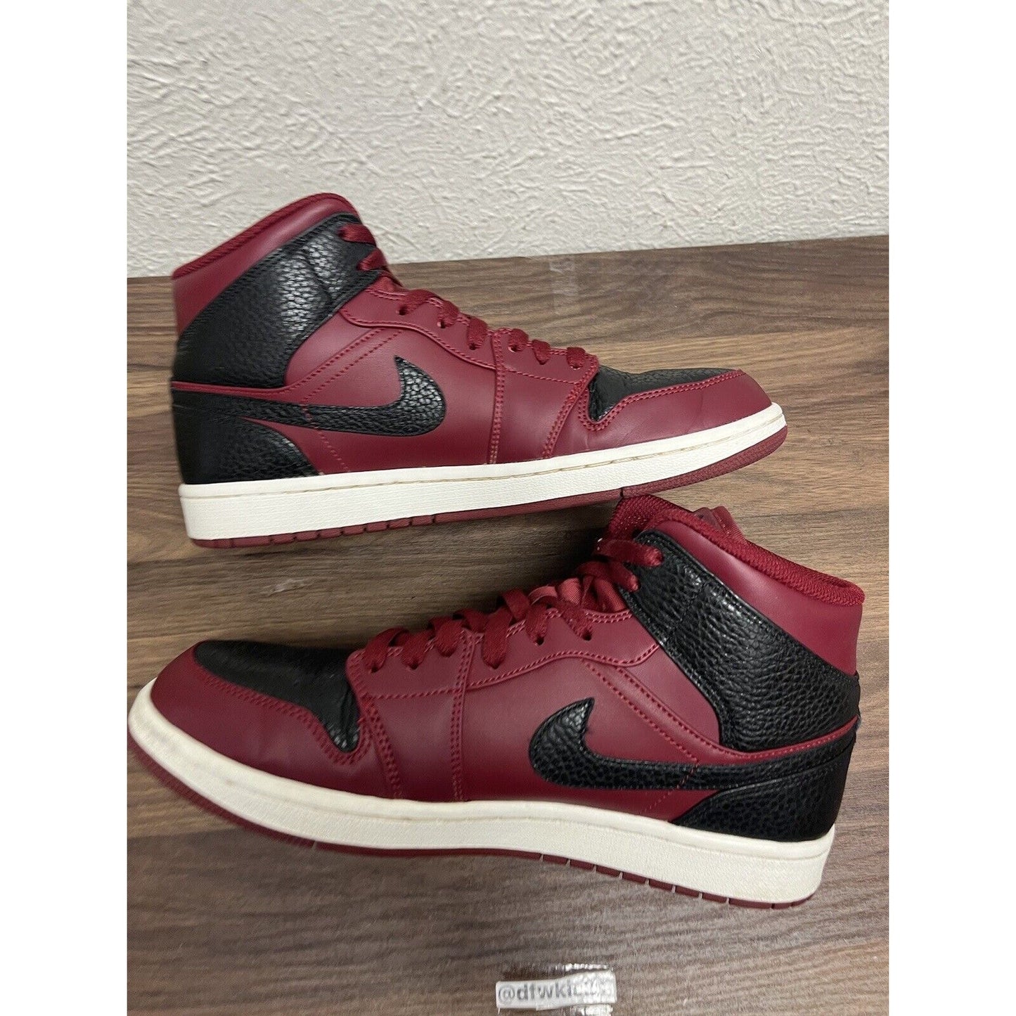 Jordan 1 Retro Mid Team Men's Size 9. Red Black Athletic Shoes