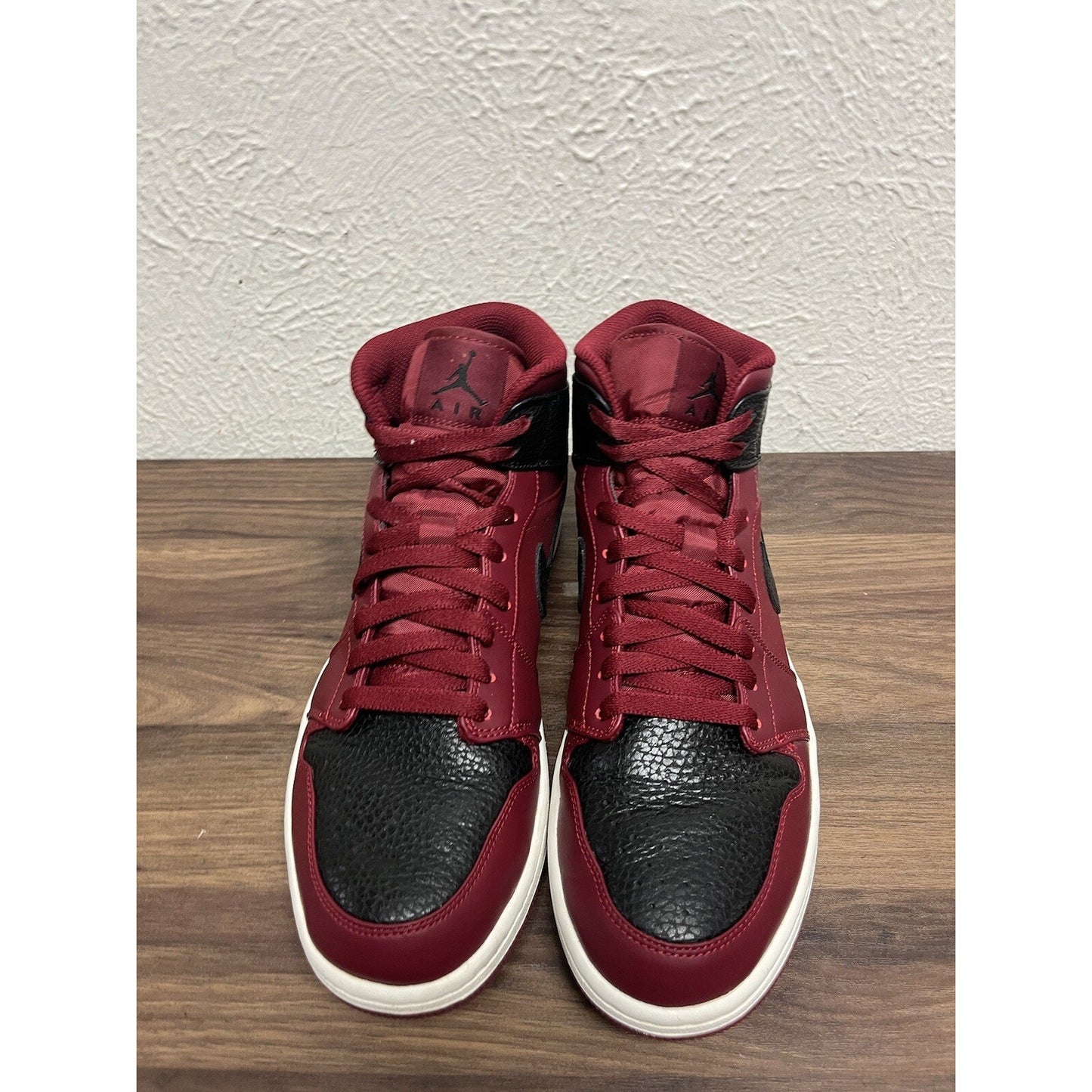 Jordan 1 Retro Mid Team Men's Size 9. Red Black Athletic Shoes