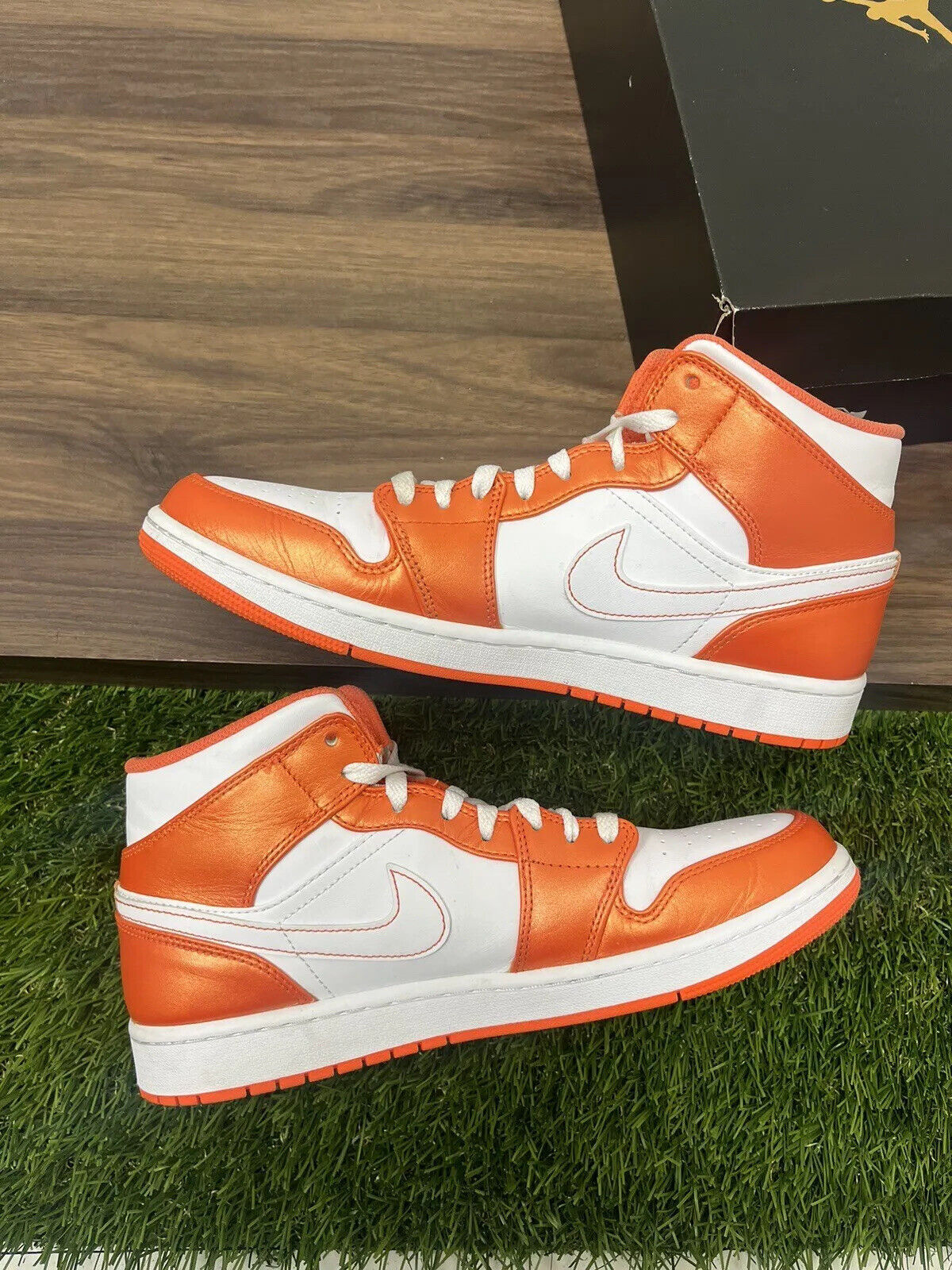 Nike Air Jordan 1 Mid SE Electro Orange 2021 Size 10.5 DM3531-800 Orange White